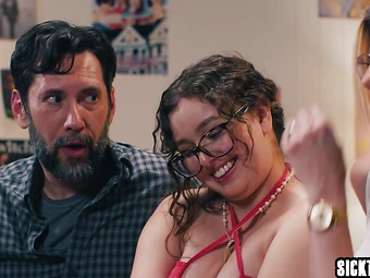  Esmer Sarışın Zenci Kadının Kocaman Büyük Götünü Sert Zorla Anal Sikiyor