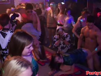 Asyalı Tavana kadar fışkırtma derleme